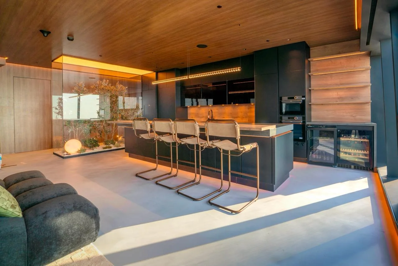 Handleless kitchen with island and seating by Blocco25